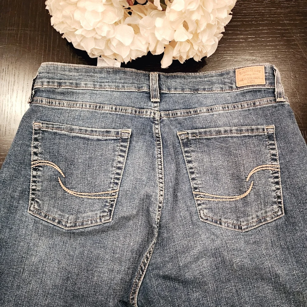 Levi Strauss Denim Mid-Rise Bermuda Shorts Boat Coastal Casual Classic Sz 12 EUC - Picture 9 of 14